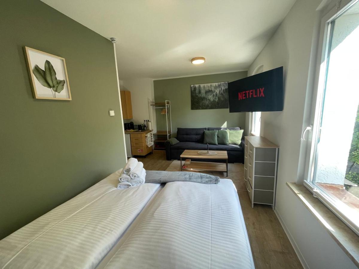 Vorstadtoase - 3 Personen - Apartment Mit Queensize-Bett, Badewanne, Schlafcouch, Parken, Netflix, Naehe Ber Eichwalde Exterior foto