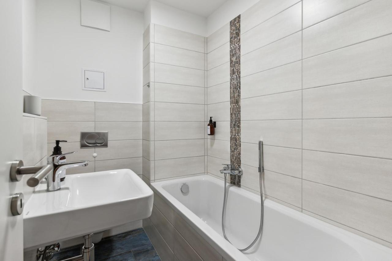 Vorstadtoase - 3 Personen - Apartment Mit Queensize-Bett, Badewanne, Schlafcouch, Parken, Netflix, Naehe Ber Eichwalde Exterior foto